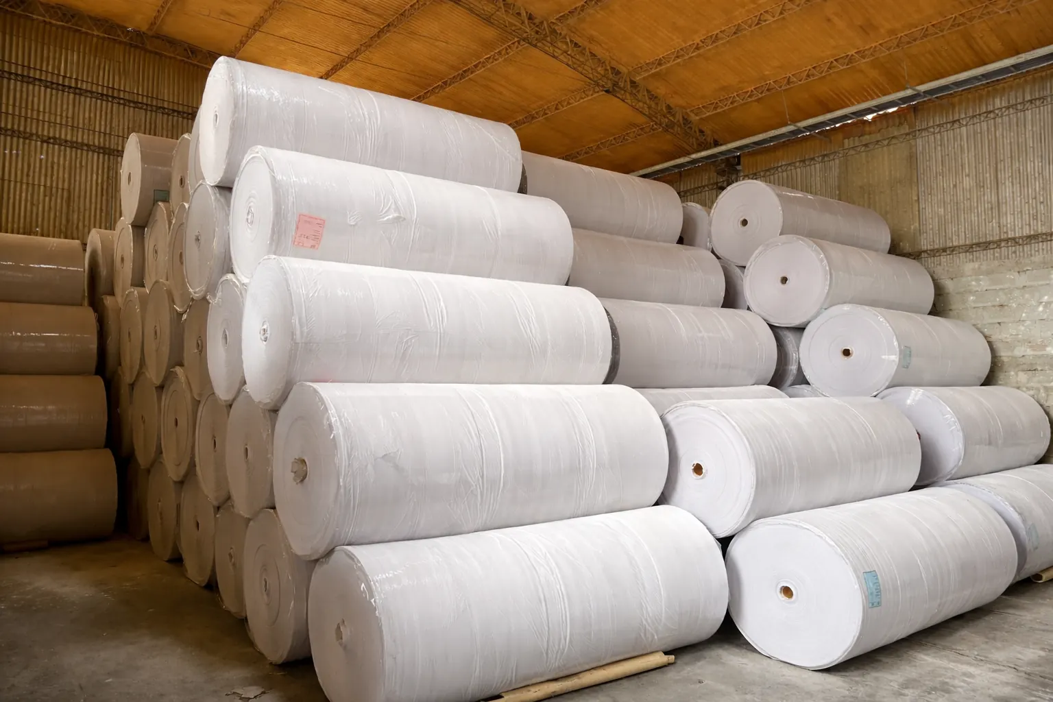 Bobinas de papel tissue listas para aplicación industrial y comercial